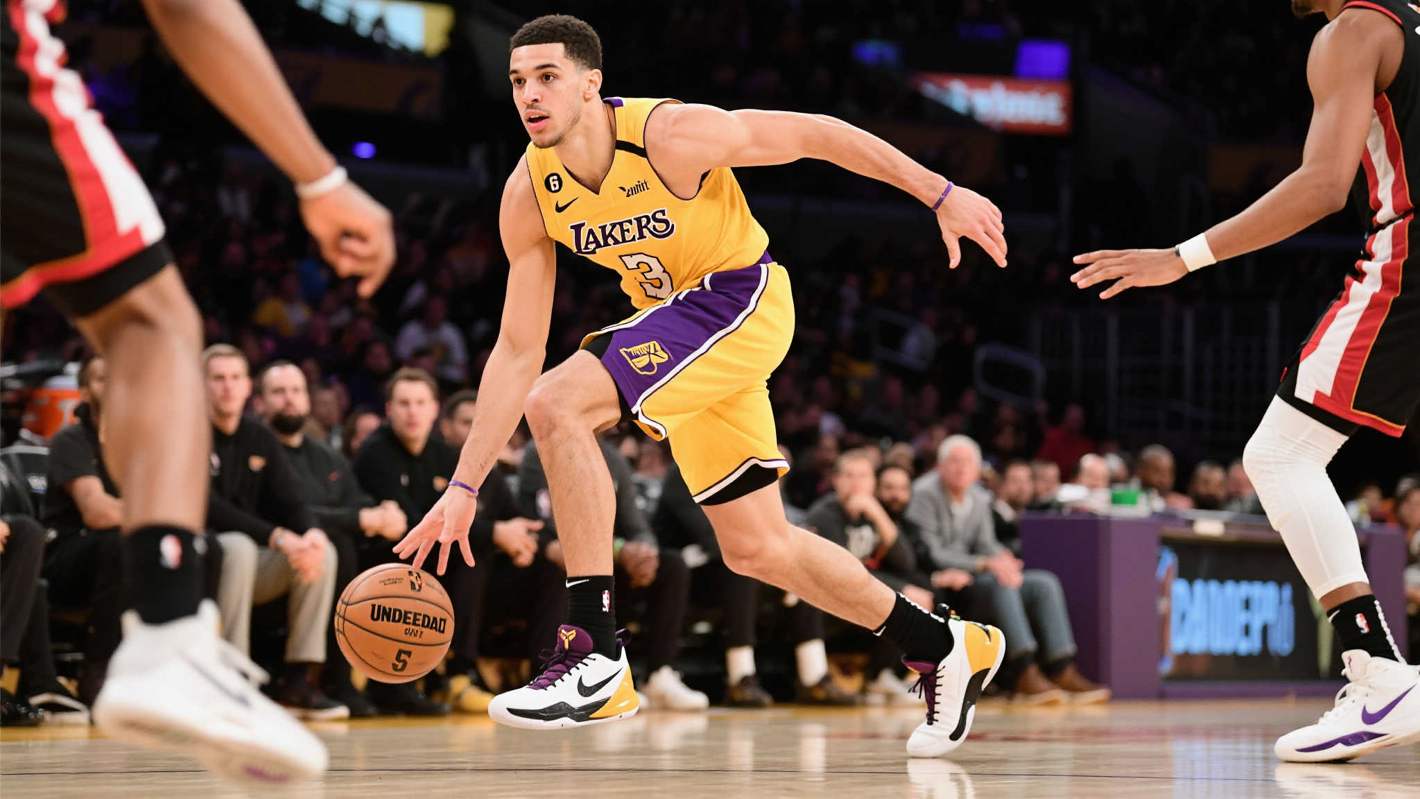 卡鲁索脚踩Undefeated联名科比5,轰下10分并强摘3次球权 卡鲁索脚踩Undefeated联名科比5,轰下10分并强摘3次球权